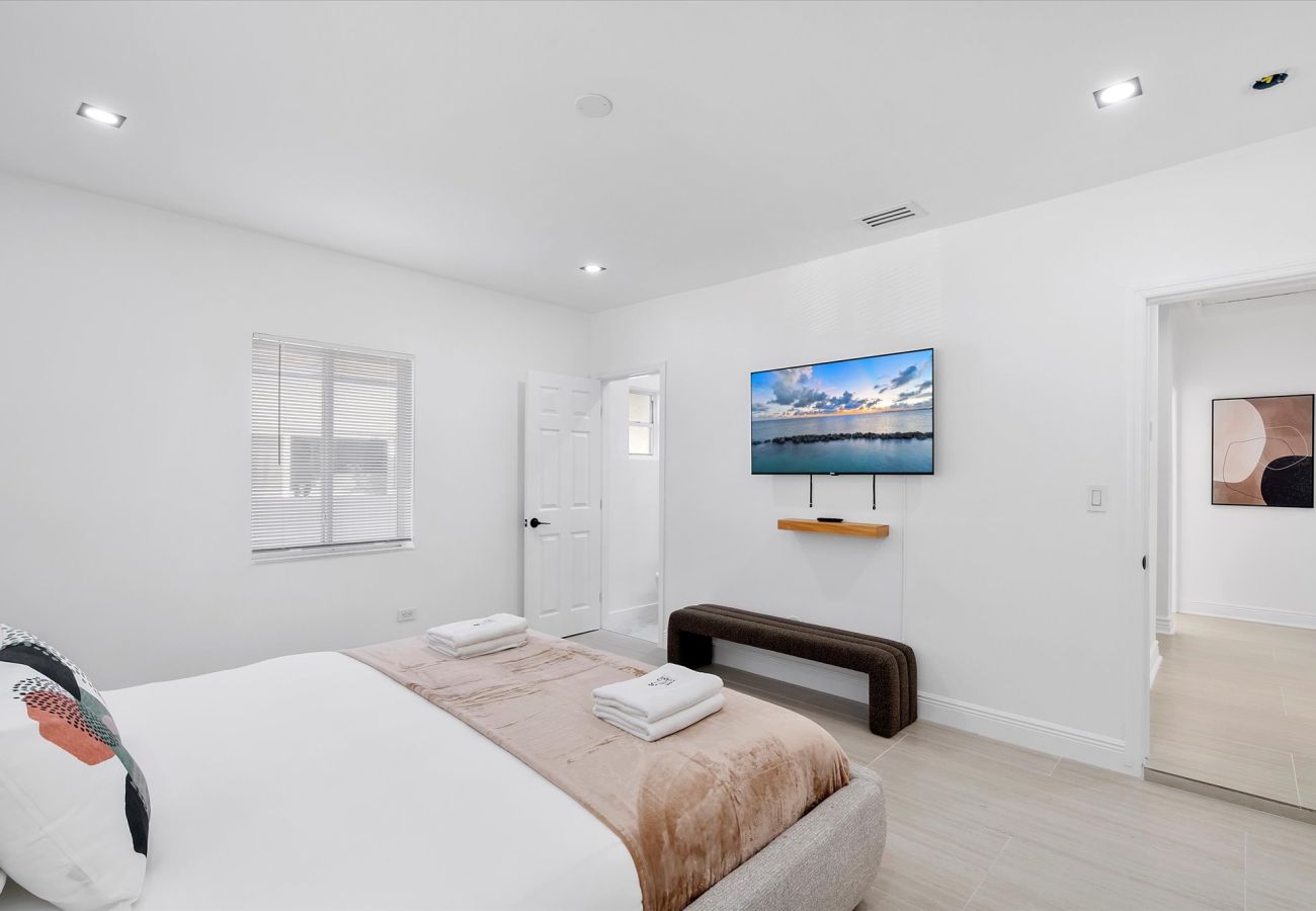 House in Miami - The Group Poolside Miami Heaven House