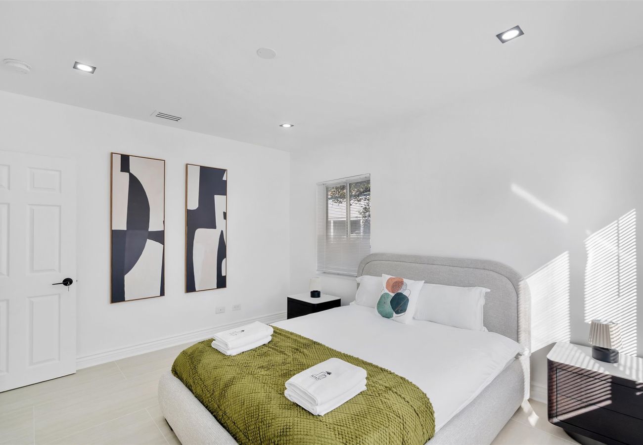 House in Miami - The Group Poolside Miami Heaven House