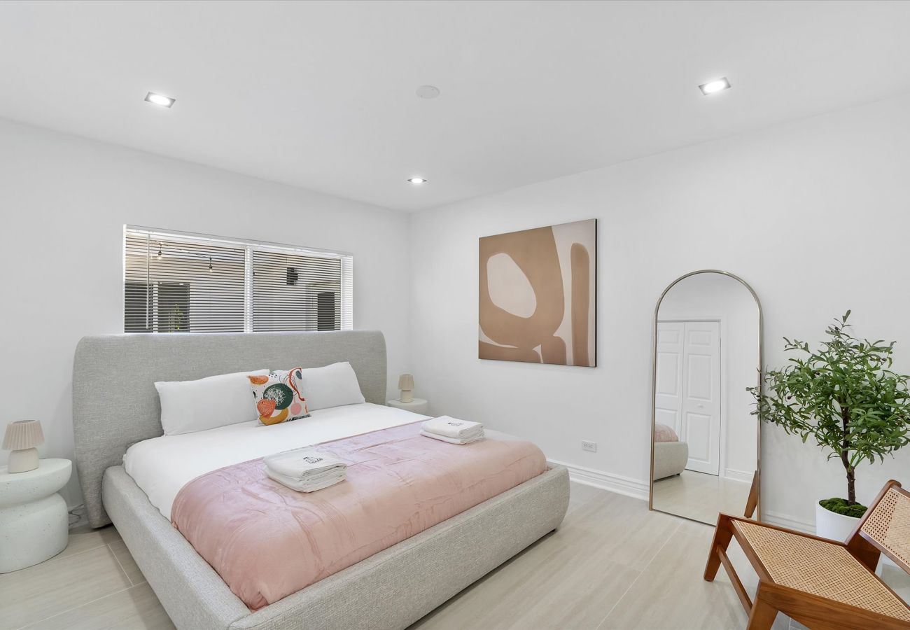 House in Miami - The Group Poolside Miami Heaven House