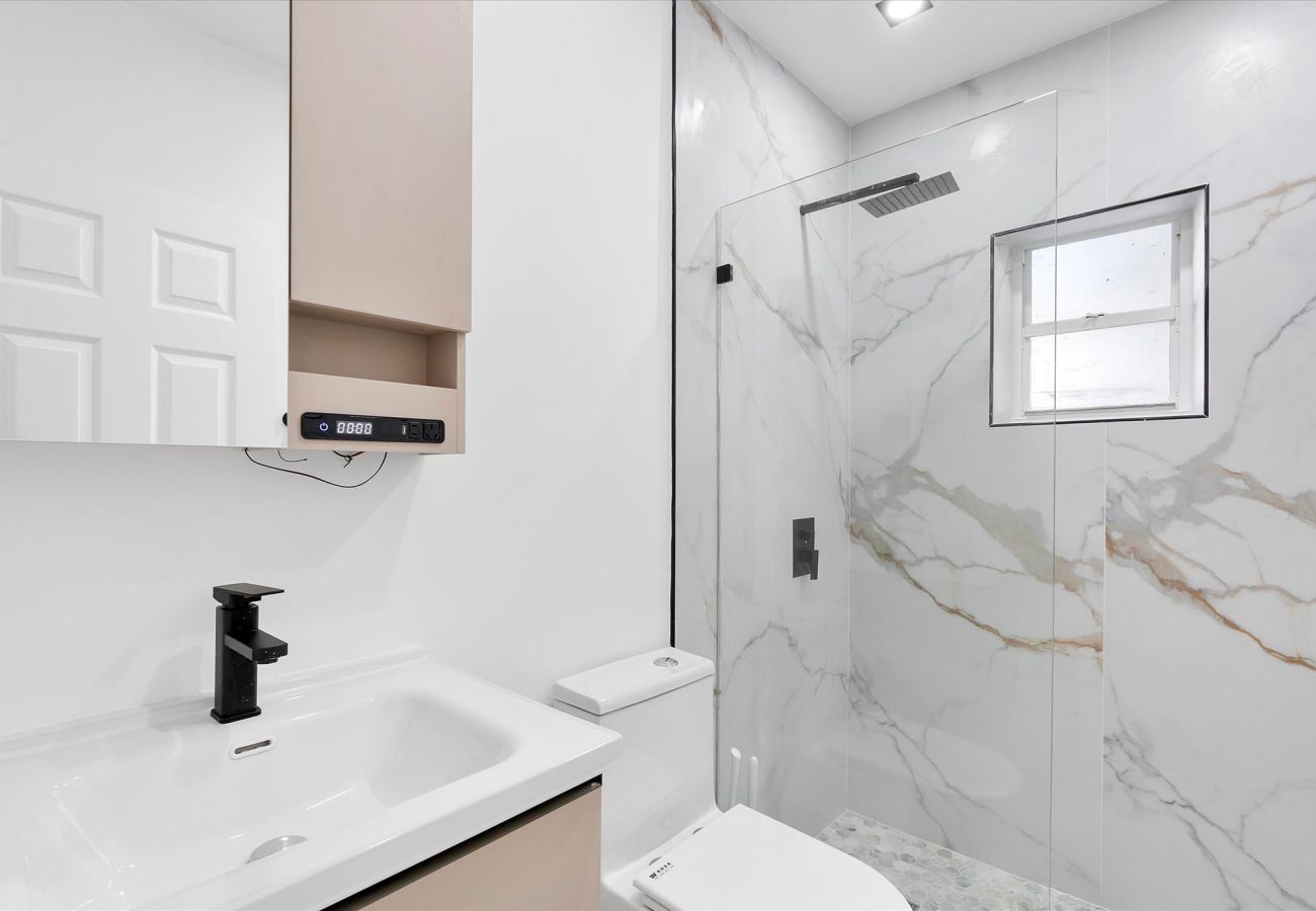 House in Miami - The Group Poolside Miami Heaven House