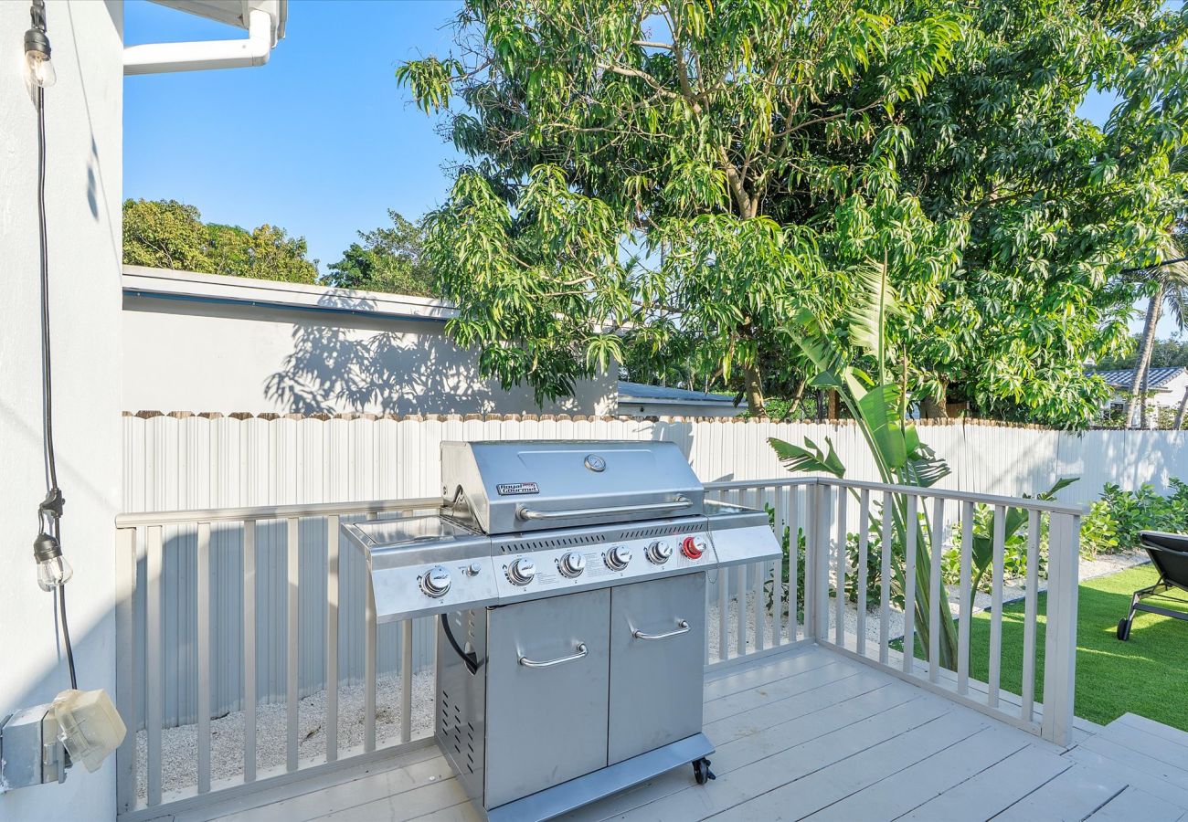 House in Miami - The Group Poolside Miami Heaven House