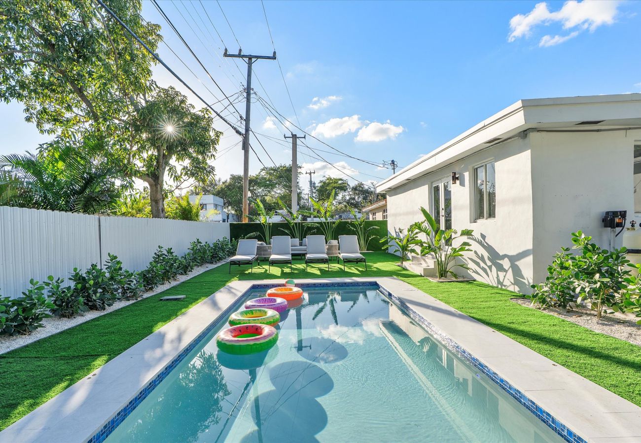House in Miami - The Group Poolside Miami Heaven House