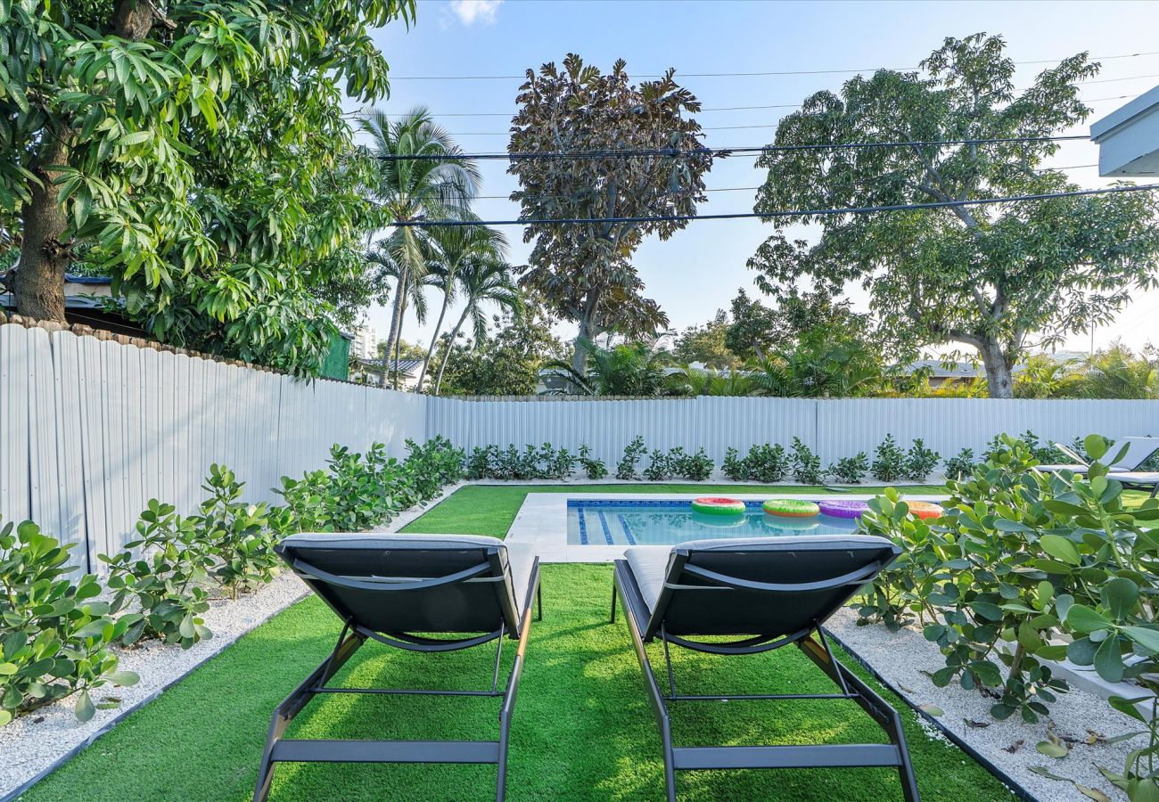 House in Miami - The Group Poolside Miami Heaven House