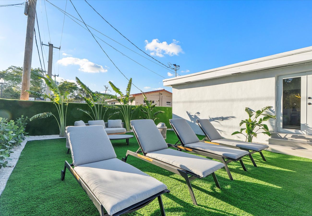 House in Miami - The Group Poolside Miami Heaven House