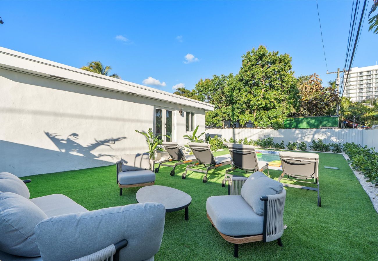 House in Miami - The Group Poolside Miami Heaven House