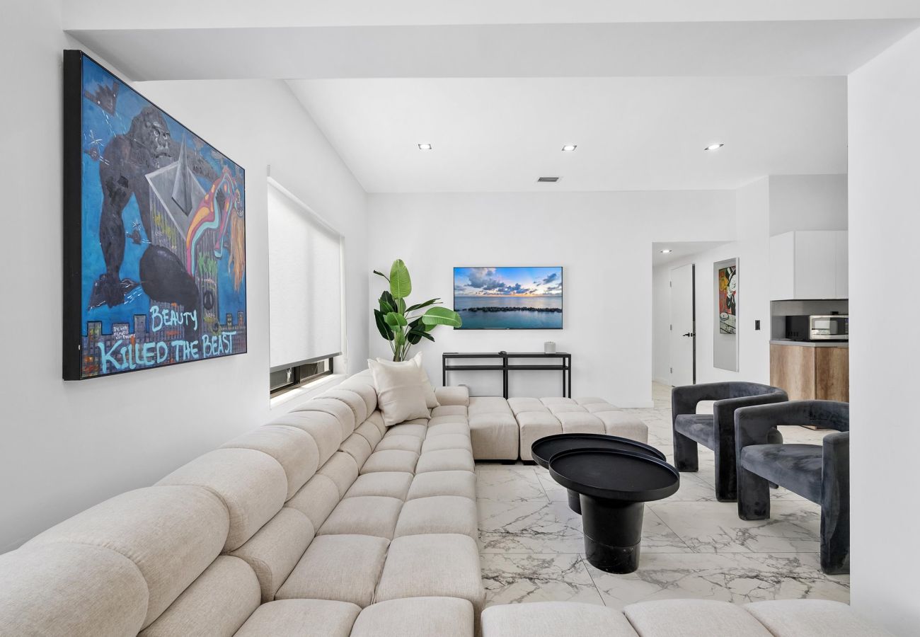 House in Miami - Vibrant Modern Miami Gateway / 14  Guests