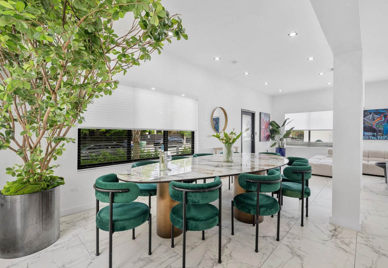 House in Miami - Vibrant Modern Miami Gateway / 14  Guests