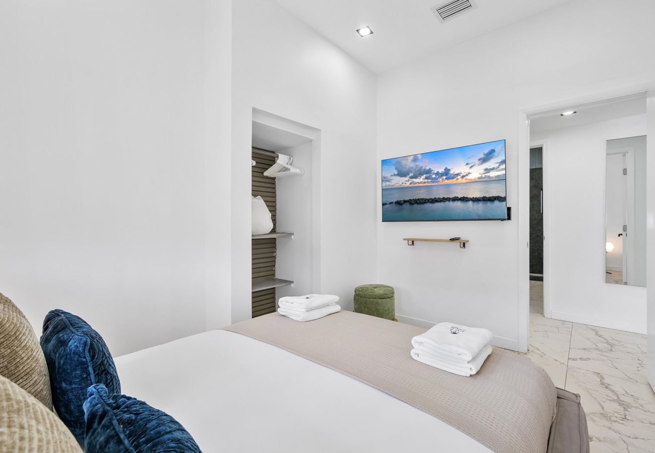 House in Miami - Vibrant Modern Miami Gateway / 14  Guests