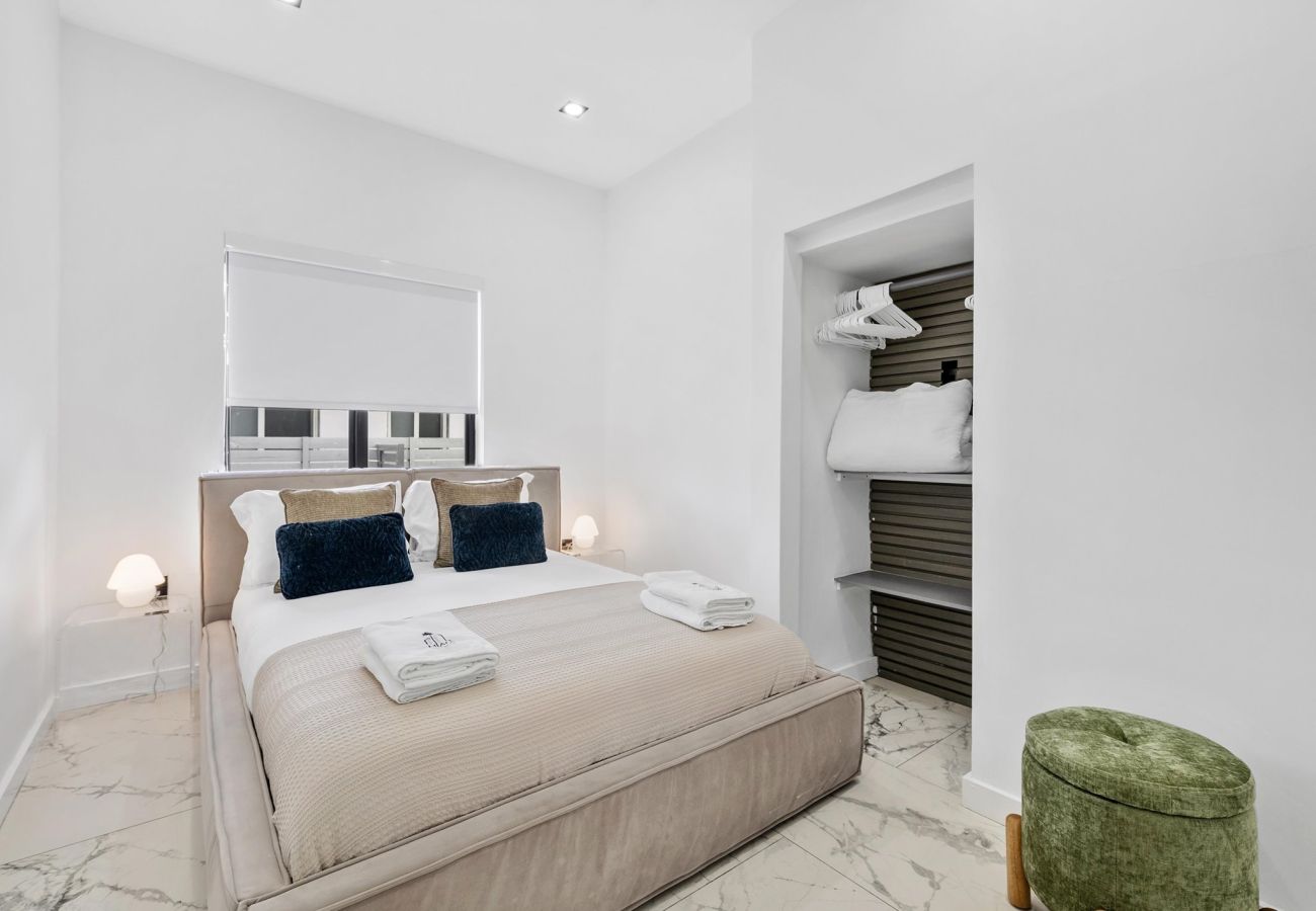 House in Miami - Vibrant Modern Miami Gateway / 14  Guests