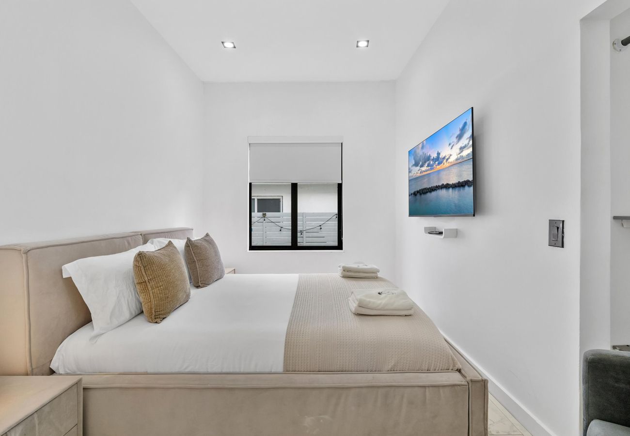 House in Miami - Vibrant Modern Miami Gateway / 14  Guests