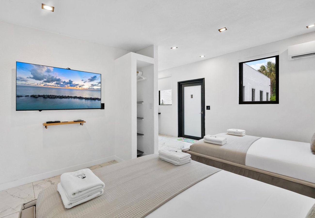 House in Miami - Vibrant Modern Miami Gateway / 14  Guests