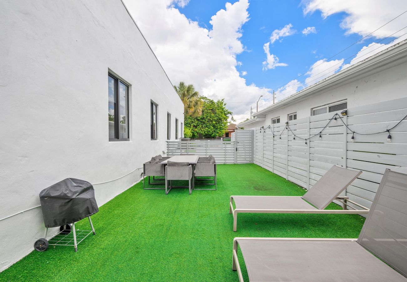 House in Miami - Vibrant Modern Miami Gateway / 14  Guests